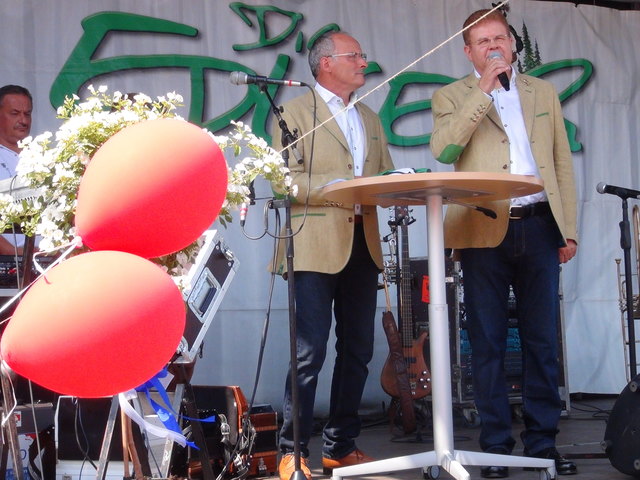 Josef Steinbauer und GF Hans Otter (r.) beim Festakt "40 Jahre Porsche Leibnitz".