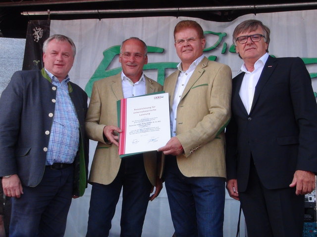 Spartenobmann Gerhard Wohlmuth (r.) und RSTL Josef Majcan (l.) überreichten an die Führung von Porsche Leibnitz eine Ehrenurkunde.