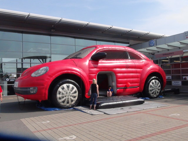 Der riesengroße VW Beetle parkte bei Porsche leibnitz zum Jubiläum.