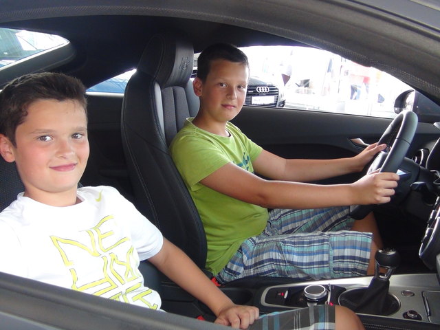Junge Audi-Bewunderer im Audi TT.