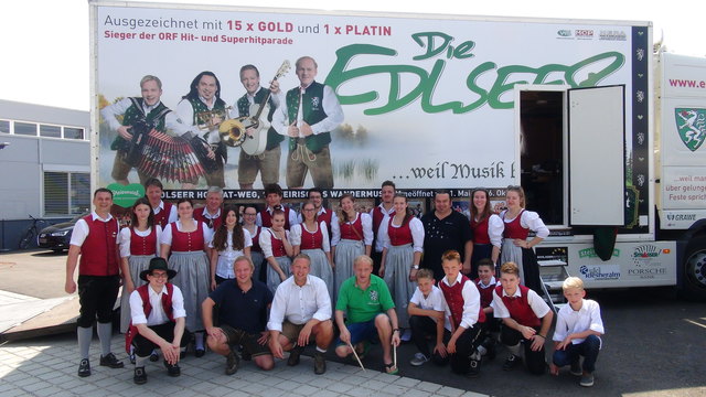 Die Jugendblaskapelle Leibnitz unter Kapellmeister Alois Eisler und "Die Edlseer" eröffneten den musikalischen  Reigen des Jubiläumsprogrammes von Porsche Leibnitz.