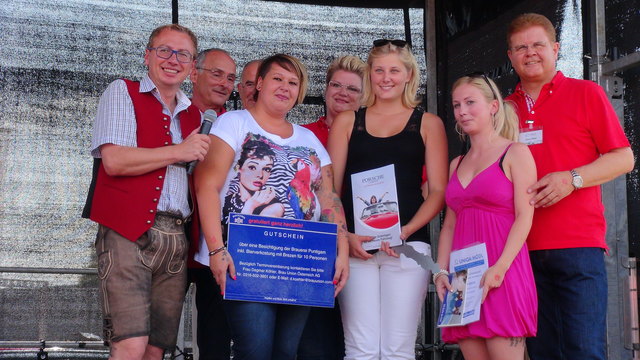 Die Gewinner der Hauptpreise mit Moderator Paul Prattes (l.) und GF Hans Otter (r.), Josef Steinbauer und Manuela  Gürtl.