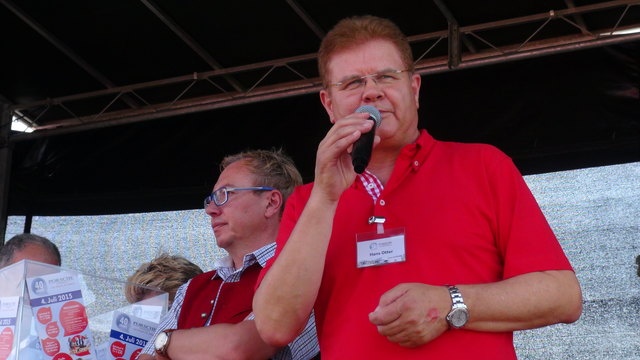 Hans Otter bei der Verlosung der zahlreichen Warenpreise.