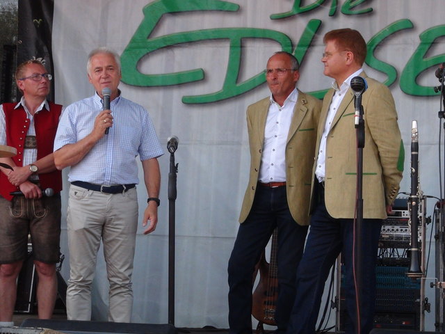 Bgm. Helmut Leitenberger gratulierte Josef Steinbauer und GF Hans Otter zum Jubiläum.