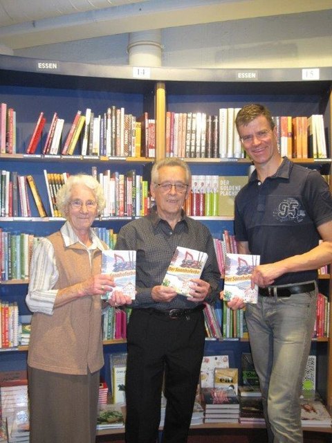 Autor Walfried Klammer (Mitte) mit seiner Gattin und Buchhändler Heinz Breschan | Foto: KK