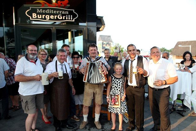 Bgm Niggas eröffnet das Mediterran Burgergrill mit einem Bieranstich zusammen mit Hagi