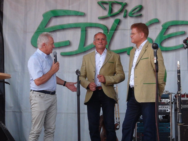Bgm. Helmut Leitenberger gratuliert Josef Steinbauer und GF Hans Otter.