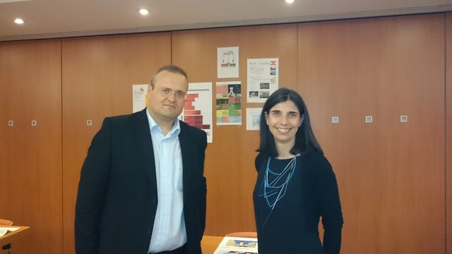 HTL-Wels-Lehrer Josef Winkler im Gespräch mit der EU-Beauftragten des Bildungsministeriums, Catherine Danielopol-Hofer, bei der Konferenz in Budapest.
