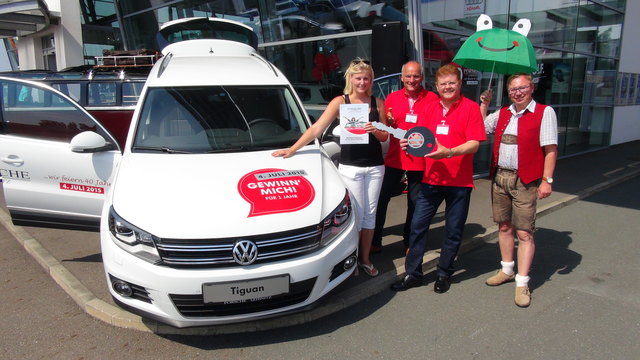 Über den Hauptpreis bei der großen Jubiläumsverlosung, einen VW Tiguan für ein Jahr, durfte sich Anna Löschnig aus Deutschlandsberg freuen. Zum Gewinn gratulierten der Gewinnerin (v.l.) Josef Steinbauer, GF Hans Otter und Moderator Paul Prattes.