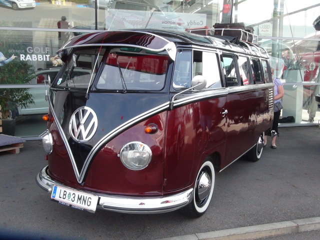 Dieser VW Bulli erinnerte an frühere Zeiten der Mobilität.