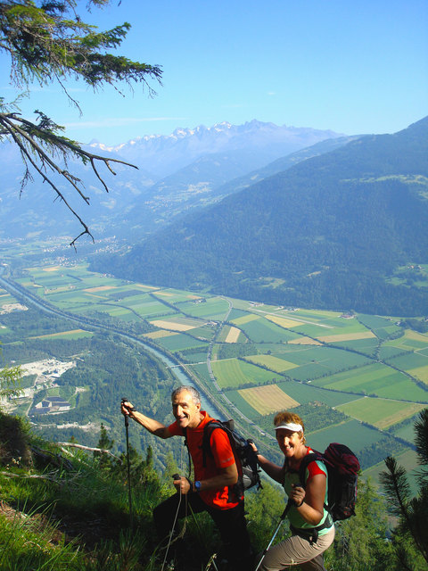 Im Aufstieg über den Zabaratsteig oder auch Leitersteig genannt, Das Drautal und am Horizont die Schobergruppe