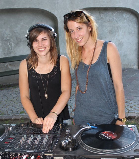 DJane Morgen Rot im Bild mit Songwriterin "Little Element" sorgte für Stimmung im Aldtstadtpark.