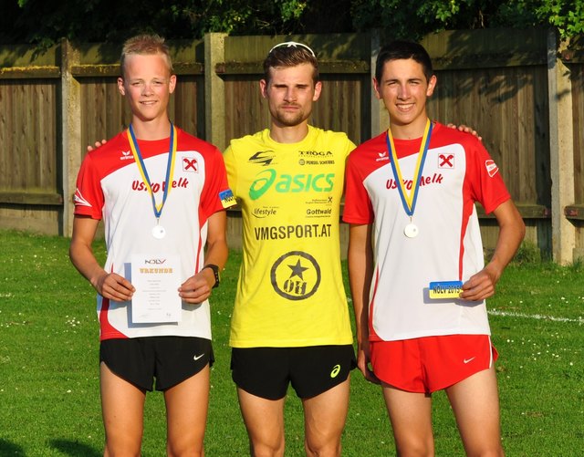 Christian Steinhammer (M.) triumphierte bei den Landesmeisterschaften über 800 und 5.000 Meter.