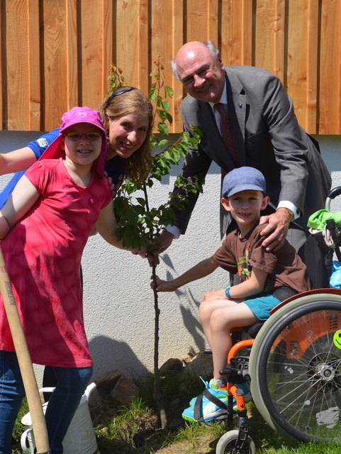 Landeshauptmann Erwin Pröll setzte bei der feierlichen Eröffnung im Beisein von Alissa, Therapeutin Roswitha Zink und Jakob ein Marillenbäumchen. | Foto: Verein e.motion