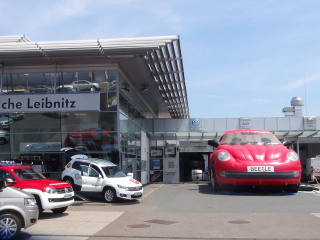 Dieser VW Beetle parkte neben dem Hauptgebäude von Porsche Leibnitz.