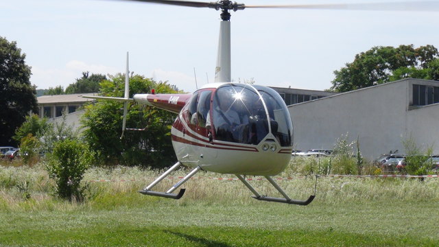 Helikopter bei der Landung.