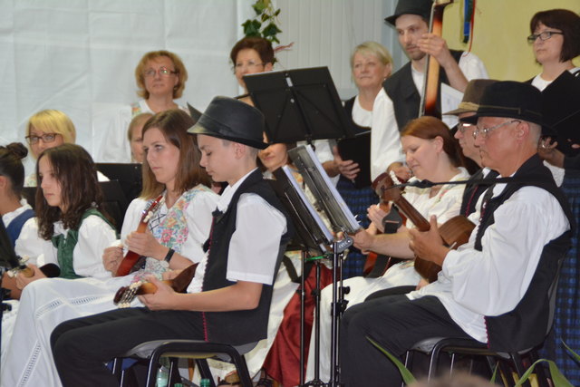 Die Tamburizza TOC aus Schandorf spielte ihr Sommerkonzert in der Gemeindehalle