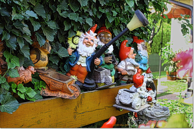 Dürfen natürlich auch nicht fehlen - Gartenzwerge in zahllosen Variationen...;)