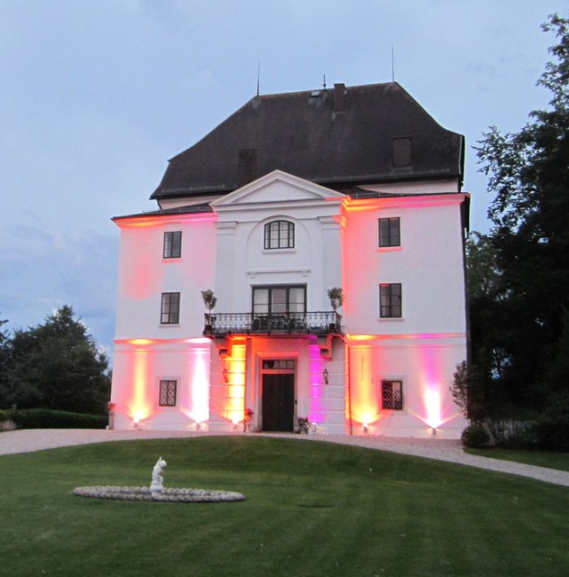 Im herrlichen Ambiente des Schlosses Wolfsegg findet das Schlossfest statt.