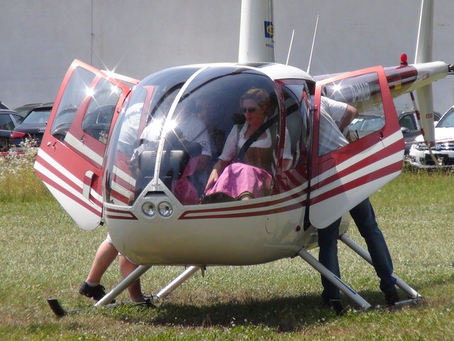 Porsche Regionalleiterin Mag. Tanja Bürger macht sich für den Rundflug im Helikopter bereit.