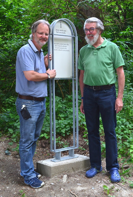 Peter Jungmann udn der Fulpmer Maler und Bildhauer Johannes Maria Pittl (r.) bei der ersten Textstele gegenüber den Kreuzwegstationen von Emmerich Buchberger.