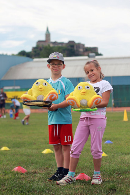 Nico und Lena balancierten das Maskottchen Ugotchi vor der Kulisse der Burg Güssing.