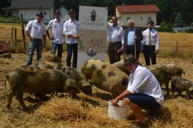 Aufs Schwein gekommen: Fünf Landwirte, ein Schlachtbetrieb und ein Fleischermeister produzieren lokale Lebenskultur.