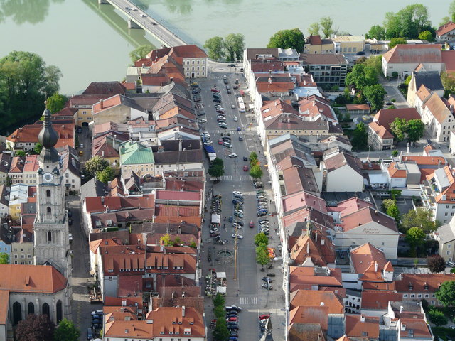 Die Parkplatzsuche in der Bezirkshauptstadt ist oft ein Geduldspiel für Autofahrer. | Foto: www.airpix.at