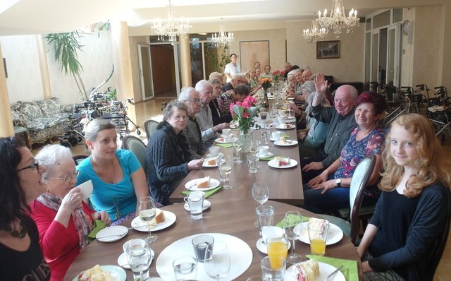 Gemeinsam wurde im Pflegewohnheim Kirschallee Geburtstag gefeiert!