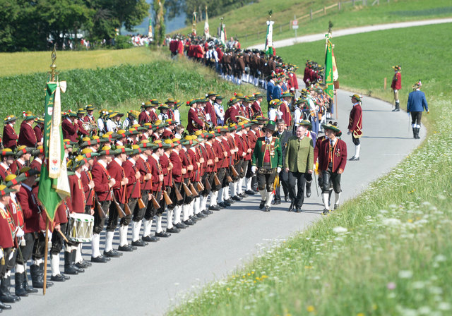 Über einen Kilometer lang war die Front der Schützenkompanien, die abzuschreiten war. | Foto: zeitungsfoto.at