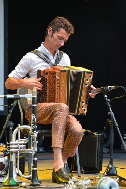 Herbert Pixner überzeugte nicht nur musikalisch sondern auch mit gewagt lässigem Bühnenoutfit.