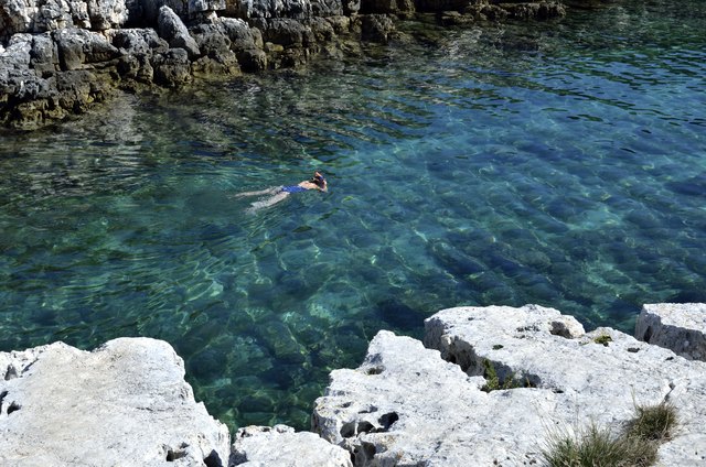 kühles Bad im glasklaren Wasser in Kroatien ( Kamenjak )