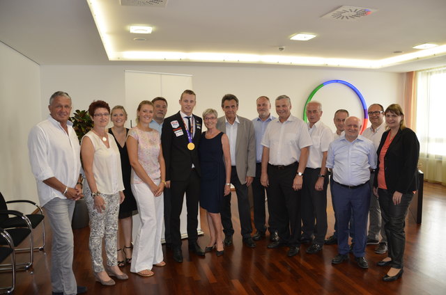 Bürgermeister Walter Brunner (Mitte) und Vertreter des Stadtrates sowie des Sportausschusses der Stadt Leonding gratulierten Sebastian Steffan (6.v.l.) und seiner Familie. | Foto: Stadt Leonding