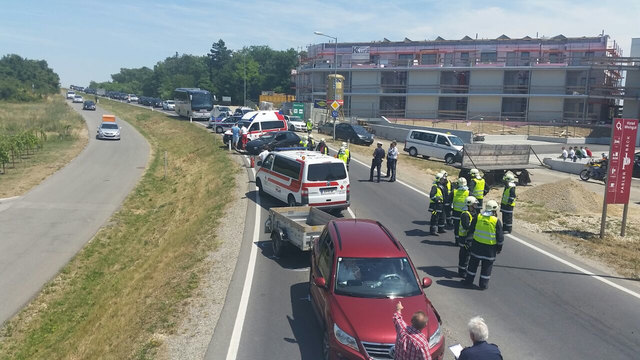 Am Samstag wurde die Feuerwehr Jois zu einem Einsatz beim Kreisverkehr gerufen.