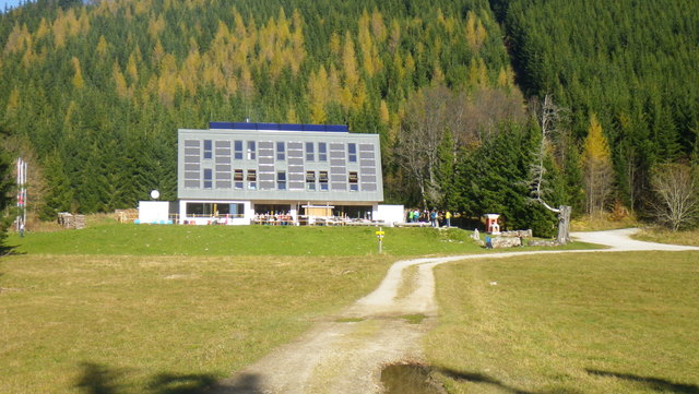 Das Natufreundehaus Knofeleben, damals "Hallerhaus" brannte am 8. April 2011, eine Woche vor der Saisoneröffnung, infolge eines elektrischen Schadens komplett ab.