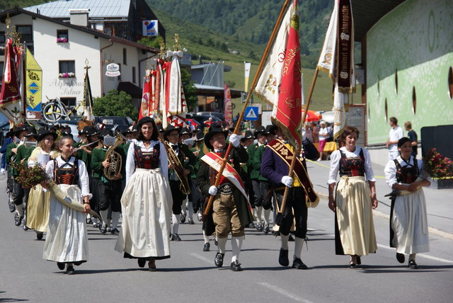 Die Musikkapellen des Bezirkes und die Schützenkompanie See boten ein farbenprächtiges Bild.