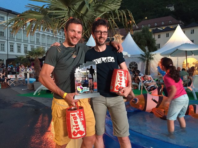 Schwer verdientes Bier: Im Trail-Teambewerb über 10 km gewann das "La Sportiva Mountain Attack Team" in der Gesamtzeit von 02:15:24,77 Stunden. Im Bild Gerald Bauer und Thomas Mitterer. Stefan Linseder musste vor der Siegerehrung schon wieder heim.
