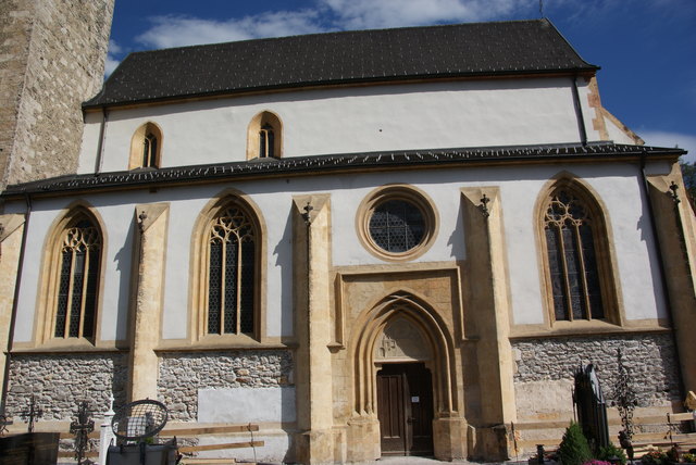 Die Mauern der Stadtpfarrkirche Maria Himmelfahrt wurden trocken gelegt und werden heuer neu verputzt.
