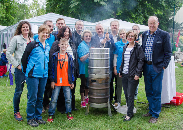 Obfrau Mag. Andrea Hofmann (2.v.l.) freute sich über den Besuch von Mödlings GemeindevertreterInnen, allen voran die Vizebürgermeister Mag. Gerhard Wannenmacher und Ferdinand Rubel sowie Bürgermeister Hans Stefan Hintner, der das herrlich duftende Kesselgulasch genau in Augenschein nahm.