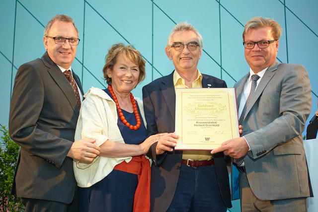 Ehrung an Herbert Grünwald (2.v.r.): Landesgruppen-Obfrau-Stellvertreter Reinhart Blumberger, Sonja Zwazl und WB-Direktor Harald Servus. | Foto: Wirtschaftsbund