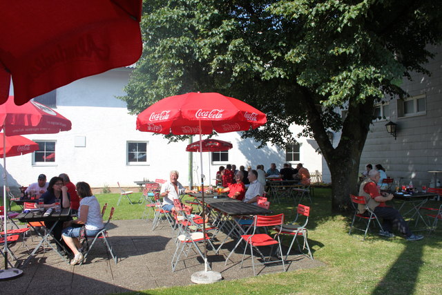 Im grünen Gastgarten spendet ein großer Baum angenehmen Schatten im Sommer.
