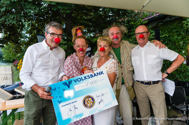 V.l.: Herbert Gross (Präsident von Rotary Leibnitz), Lotti (Almut Engler von den Roten Nasen), Inge Muster, Dr. G. Wurl (Hannes Urdl von den Roten Nasen) und Hans Wolfgang Strauss (Präsident elect von Rotary Leibnitz) bei der Scheckübergabe.