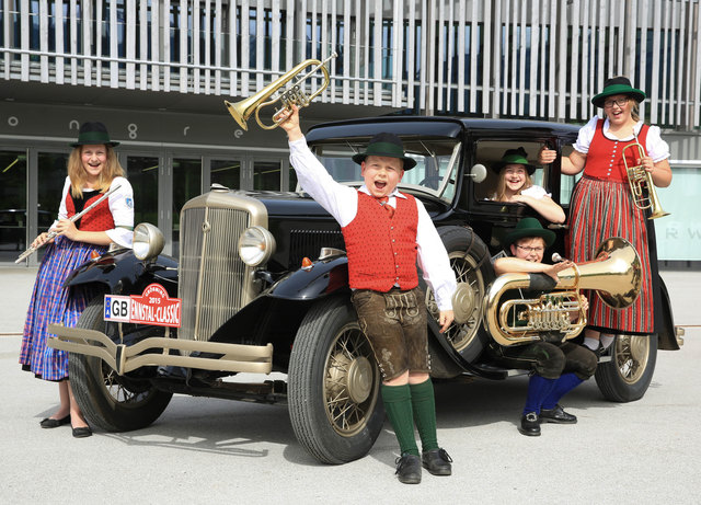 Am 17. Juli treffen im Schladminger Planai-Stadion Blasmusiker aus aller Welt auf Oldtimer-Fahrer.
