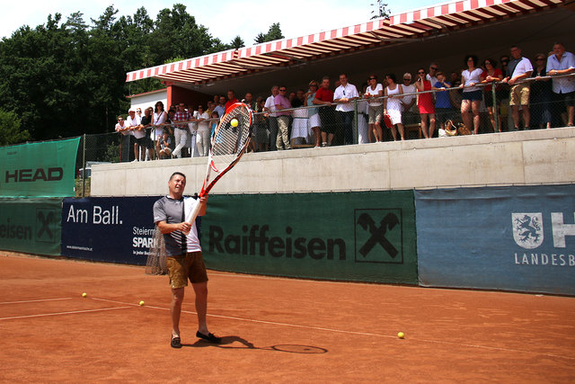 Obmann Karl Platzer servierte den ersten Ball über den neuen Court.