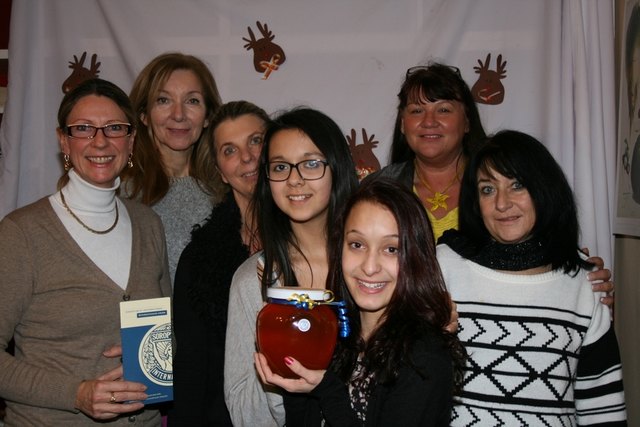 Soroptimist Club Mödling bei der Honig-Übergabe an mission:possible