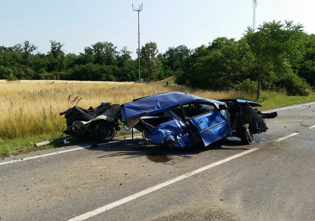 Das Auto der beiden Waldviertler wurde in zwei Teile zerrissen. | Foto: BFK Neusiedl/See