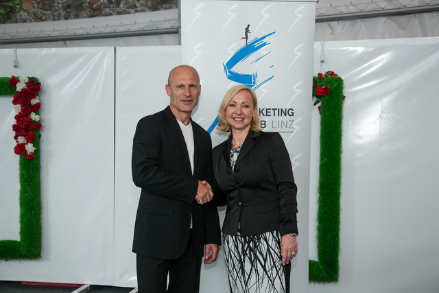 Harald Kindermann übernimmt die Präsidentschaft für den Marketing Club Linz von Sabine Schgör (Resch & Frisch).