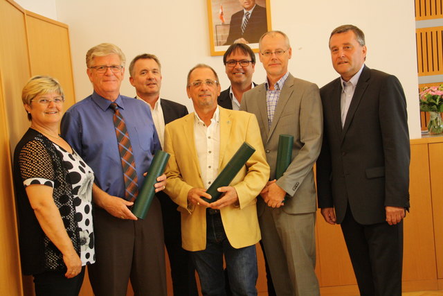 Karl Scheiber, Gerhard Harter und Gerald Schmidt (Bildmitte) mit Helmut Krenn (rechts) mit dem Kalsdorfer Gemeindevorstand Ursula Rauch, Manfred Komericky und Christian Konrad.