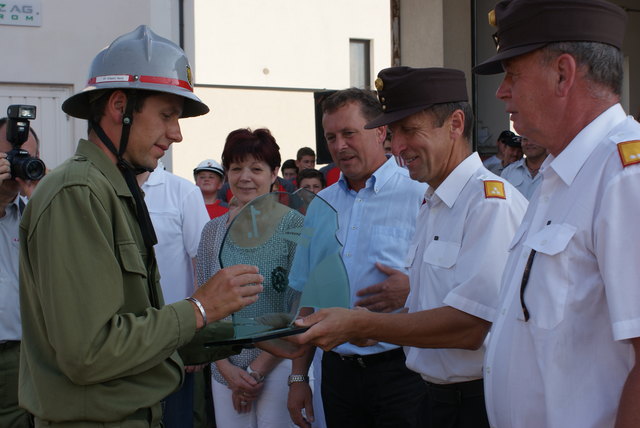 Die Feuerwehr Altaist-Hartl holte den beiden Bewerbsgruppen den Bezirkssiegertitel in Bronze und den ersten und zweiten Rang in Silber (am Bild mit Bezirks- Feuerwehrkommandant OBR Josef Lindner)