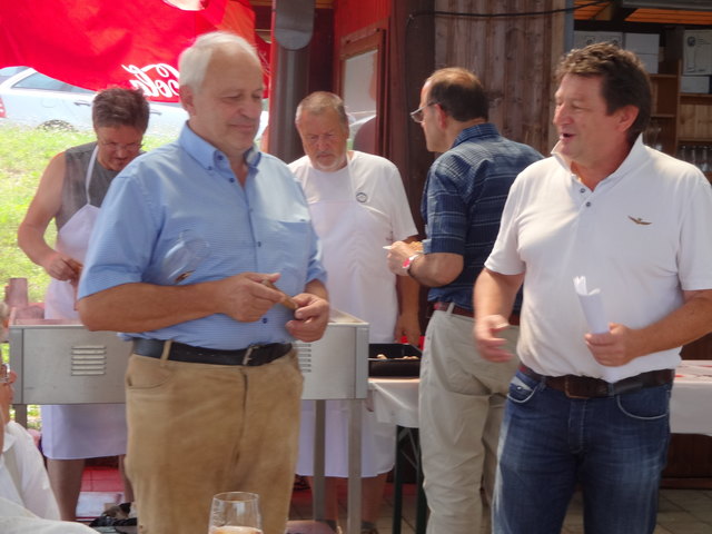 Gemeinderat Klaus Frei (rechts) überbrachte den Krippenfreunden die Grüße von Bürgermeister Günther Albel